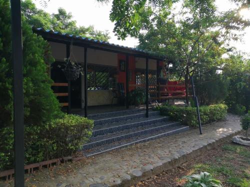 里韦拉Casa Campestre Rivera的公园内有楼梯的建筑,设有长凳