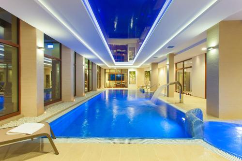 希维拉杜夫-兹德鲁伊Cottonina Hotel & Mineral SPA Resort的酒店大堂的大型游泳池