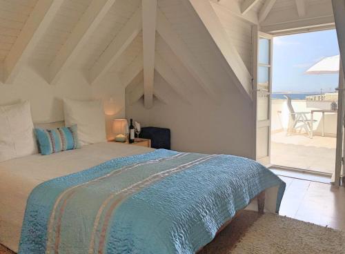 拉戈斯湖泊住宿加早餐旅馆的一间卧室设有一张床,享有海景