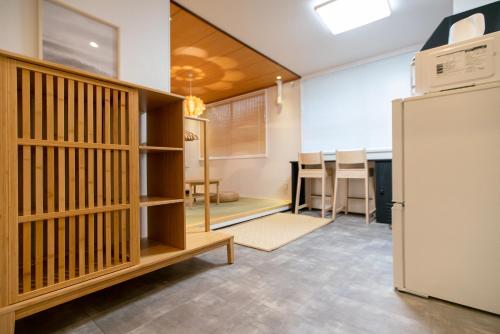 Tsubame Hotel Asakusabashi 3 minutes walk from Asakusabashi Station Near Asakusa, Akihabara, and Ueno Cooking utensils and kitchen washing machine available Direct access to Haneda and Narita airports的厨房或小厨房