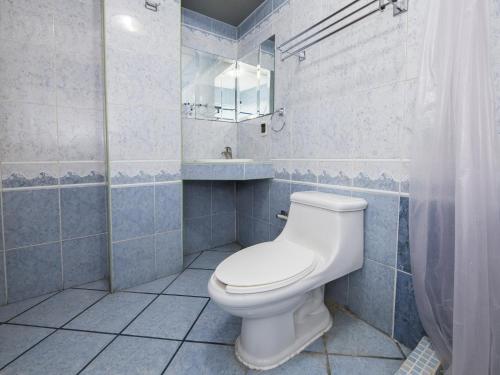 伊拉普阿托Suites de Reyes的浴室配有白色卫生间和盥洗盆。