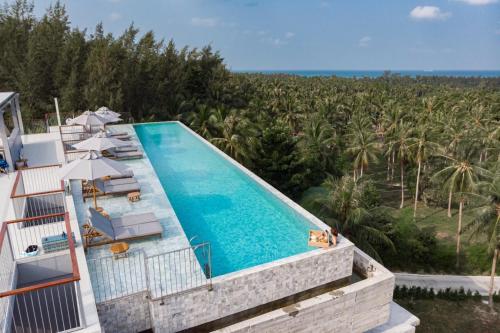 通萨拉Varivana Resort Koh Phangan - SHA Extra Plus的享有度假村游泳池的空中景致