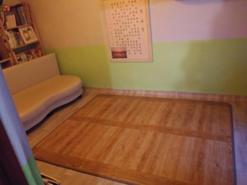 丽水市乌瓦米恩巴克度假屋的一间配有沙发和木地板的客房