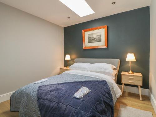 唐克斯特Highfield Cottage的一间卧室配有一张带蓝色棉被的床