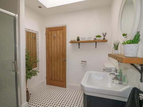 唐克斯特Highfield Cottage的一间带水槽和镜子的浴室