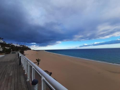 莫罗德哈布雷XQ帕拉赛特酒店的从码头可欣赏到海滩景色