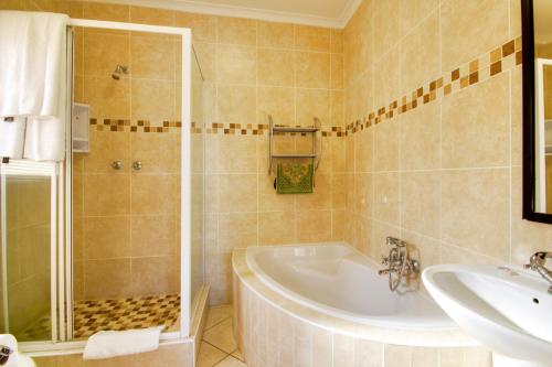 理查兹湾Seagull Lodge的带浴缸、淋浴和盥洗盆的浴室