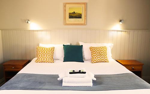 克劳奇河畔伯纳姆The Oyster Smack的一间卧室配有带毛巾的床