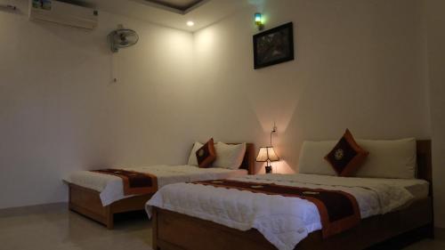 邦美蜀Khách sạn Hiệp Thạnh的一间客房内配有两张床的房间