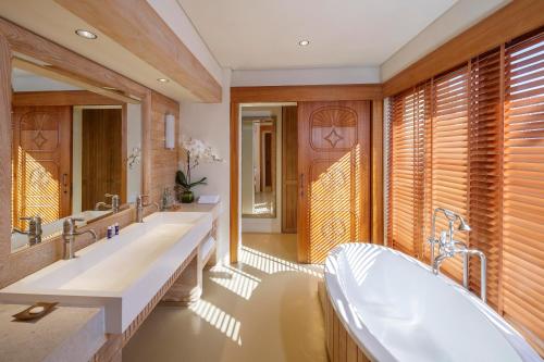 达沙 萨巴尼亚岛奥亚姆安纳塔拉别墅度假酒店的浴室配有2个盥洗盆和1个浴缸。