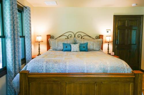 斯蒂尔沃特Hidden Meadows Bed and Breakfast的一间卧室配有一张带蓝色枕头的大床