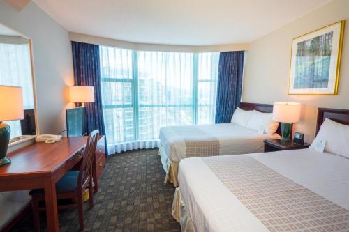 温哥华罗瑟达尔罗布森套房酒店的酒店客房配有两张床和一张书桌