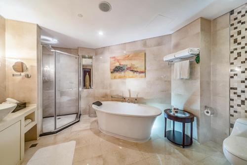 海口海口明光胜意大酒店（原明光国际大酒店）的带浴缸、淋浴和盥洗盆的浴室