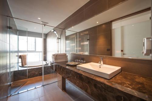 新竹晶悦精品旅馆 的一间带水槽和镜子的浴室