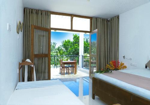 尼拉瓦利高地公园酒店的一间卧室设有一张床和一个美景阳台