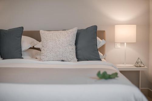苏佩塔尔Waterman Svpetrvs Resort - All Inclusive的卧室配有白色的床和灰色枕头