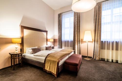德累斯顿古堡公寓酒店的酒店客房设有一张床和两个窗户。