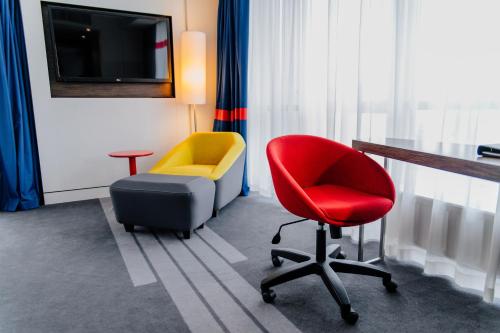彼得罗扎沃茨克皮特尔酒店的客房设有书桌、椅子和电视。