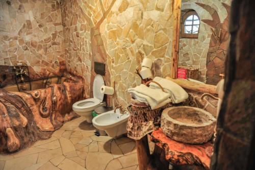 布朗布朗维拉俱乐部度假村的浴室设有树木主题的浴室,配有卫生间和水槽