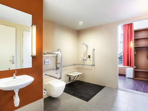 新加坡新加坡宜必思诺维娜酒店的浴室配有卫生间、盥洗盆和淋浴。