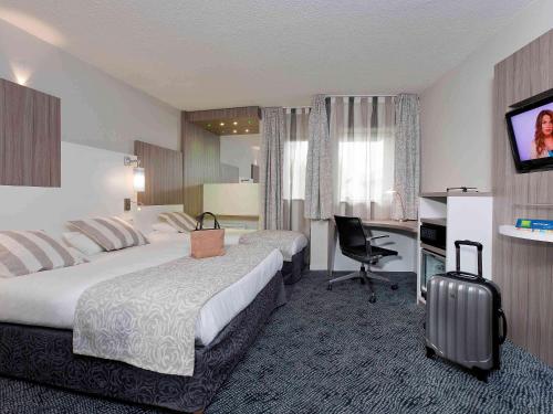 鲁贝勒斯默伦宜必思尚品酒店的酒店客房配有两张床和一张书桌