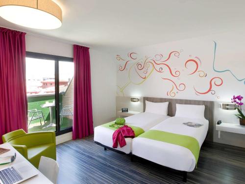 马德里普拉多宜必思尚品酒店客房内的一张或多张床位