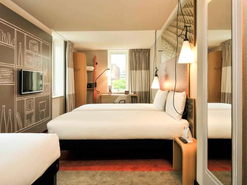 鹿特丹鹿特丹市中心宜必思酒店的酒店客房设有两张床和电视。