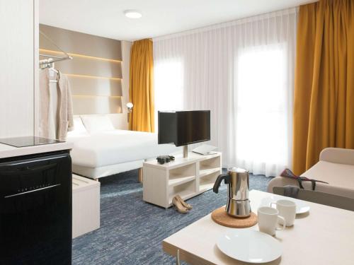 尼韦勒尼韦尔宜必思尚品酒店的一间酒店客房,配有一张床和一台电视