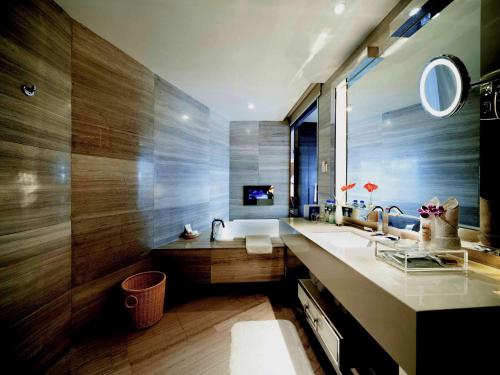 贵阳铂尔曼大酒店的一间浴室