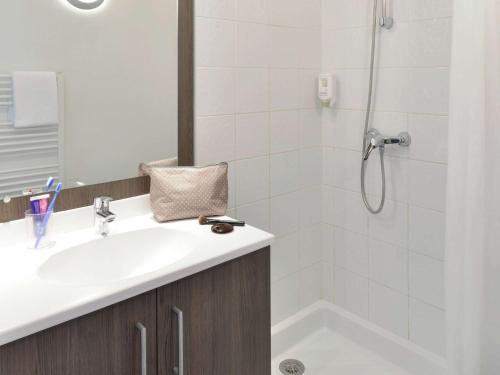 图卢兹圣西普里安爱达格公寓式酒店的一间浴室