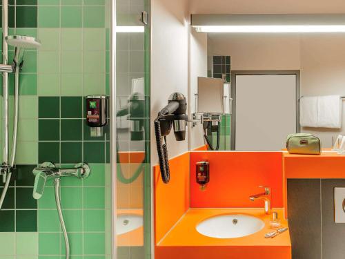 施派尔施派尔宜必思尚品酒店的带淋浴、水槽和电话的浴室