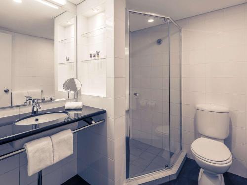 布里斯班布里斯班乔治国王广场美居酒店的浴室配有卫生间、盥洗盆和淋浴。