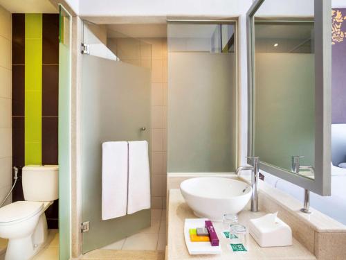 玛琅马朗宜必思尚品酒店的浴室配有白色卫生间和盥洗盆。
