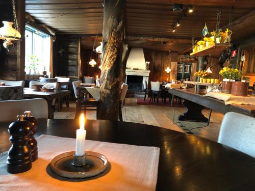  Högfjället加默尔加登酒店的餐厅的桌子上坐着蜡烛