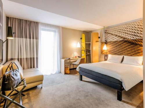 柏林柏林中央火车站宜必思酒店的酒店客房设有一张大床和一张书桌。