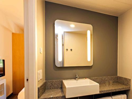 皮拉尔宜必思皮拉尔酒店的一间带水槽和镜子的浴室