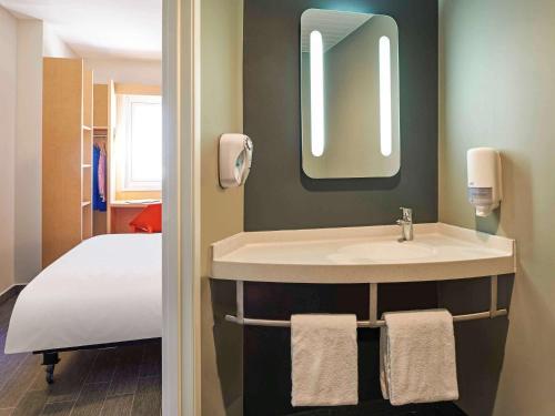 库利亚坎库利亚坎宜必思酒店的一间带水槽和床的浴室