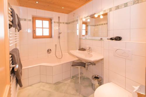 阿尔卑巴赫Das kleine, feine SONNWEND的一间带水槽、浴缸和卫生间的浴室