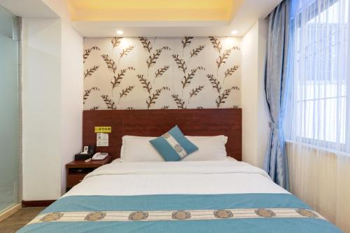 广州逸米酒店（广州国际会展中心广州塔店）的一间卧室设有一张大床和一个窗户。