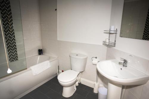 蒂斯河畔斯托克顿Norton Serviced Apartments的白色的浴室设有卫生间和水槽。