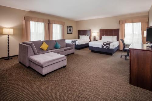 英格尔伍德英格尔伍德拉金塔旅馆及套房的大型酒店客房 - 带两张床和一张沙发