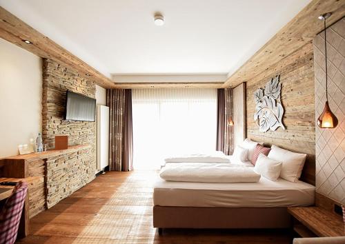魏贝尔斯布伦Spessart-Lodge的酒店客房,配有床和电视