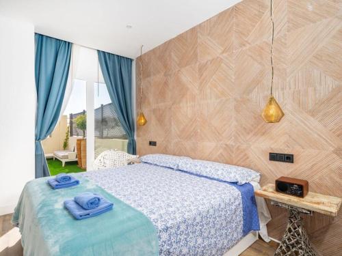 Apartamentos LOLA y MANUELA en primera línea playa Carihuela con excelente Terraza-jardin de 80 m2 frente al Mar con aparcamiento privado Ideal para descansar oyendo las olas del Mar客房内的一张或多张床位