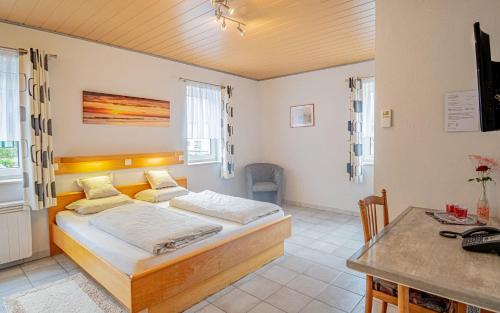 布尔格-罗伊兰德阿弗泰勒斯切克酒店的一间卧室配有一张床和一张书桌