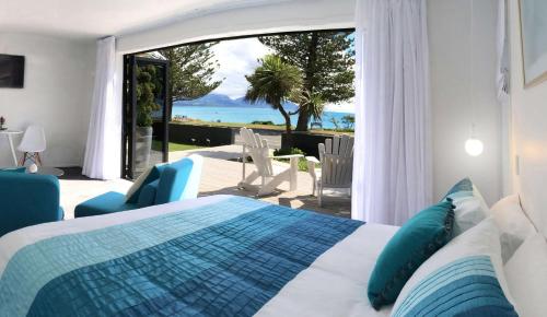 凯库拉汉普顿酒店的一间卧室配有一张床,享有海景