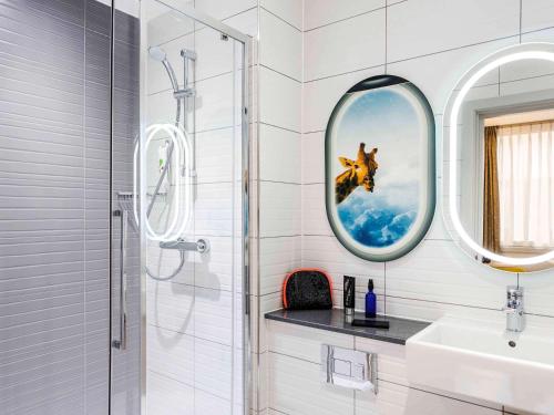 希灵登宜必思尚品酒店，伦敦希思罗机场的带淋浴、盥洗盆和镜子的浴室