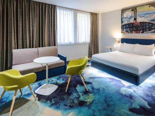 希灵登宜必思尚品酒店，伦敦希思罗机场的酒店客房带一张床、一张桌子和椅子