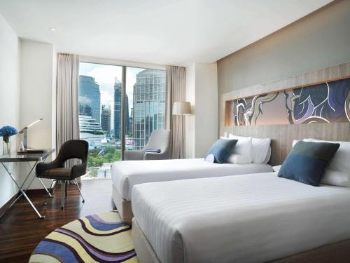 曼谷曼谷素坤逸 20 诺富特酒店的酒店客房配有两张床和一张书桌