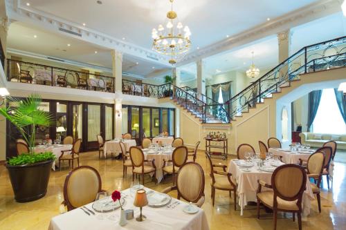 莫雷洛斯港瓦伦丁玛雅帝国成人全包酒店 的一间带桌椅的餐厅,以及楼梯