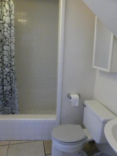 威尔希尔桔子酒店的一间浴室